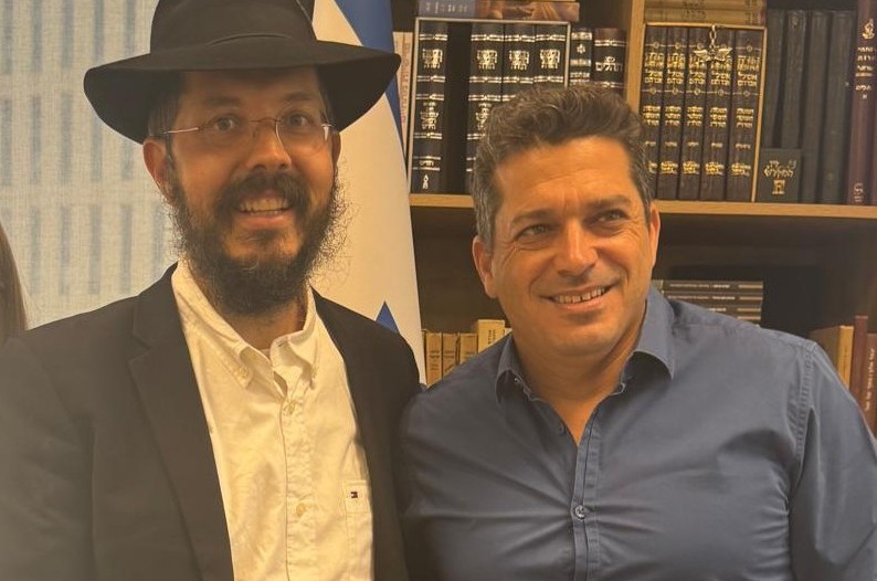 מדברים על הפצת מעיינות: שליח הרבי בברילוצה שבארגנטינה הרב בועז קליין נפגש עם שר התפוצות עמיחי שיקלי