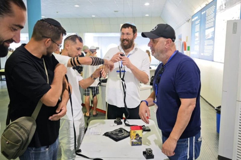 הקיץ הגיע ואיתו עונת התיירות: שלוחי הרבי בקפריסין מקבלים בהנחת תפילין את באי האי באוניית השייט הגדולות