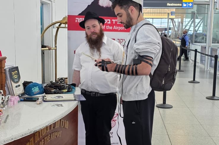 בדרכם ארצה לבתיהם: ישראלים נעצרים בדוכן התפילין של חב