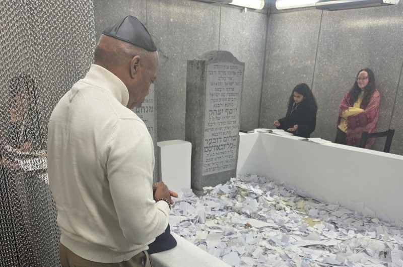 אחרי מצעד התמיכה לארץ-הקודש שנערך במנהטן: ראש העיר ניו-יורק לשעבר, אריק אדמס, הגיע הלילה ל'אוהל' הקדוש של הרבי בקווינס. אדמס כתב: 