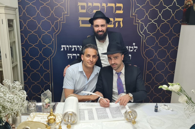 עדיאל אילוז סגן ראש העיר עפולה, כותב אות בספר התורה של קהילת צעירי חב