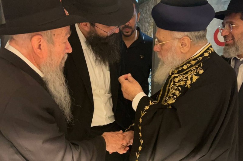 הרב הראשי לישראל לשעבר הרב יצחק יוסף, שהגיע לאילת לביקור ניחום אבלים אצל משפחת החייל נהוראי לייזר הי״ד, בשיחה עם רב העיר וחבר בי״ד רבני חב״ד הרב יוסף הכט שליט״א 