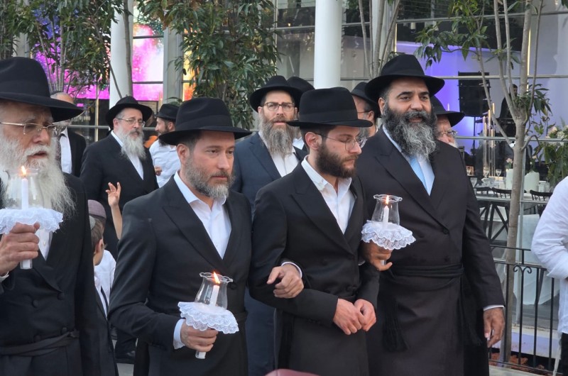 באולם 'הפרדס' ברחובות נערכה חתונת החתן התמים מענדי יעקוביאן בן ר' יהושע ושרה יעקוביאן מבית שמש, עב