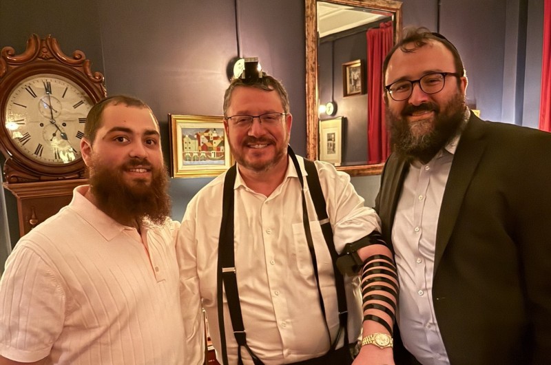 הנחת תפילין לחבר הקונגרס של פלורידה רנדי פיין ואביו שנלחמים למען הקהילות היהודיות ברחבי ארצות הברית