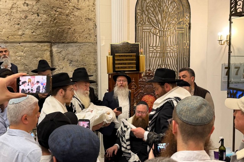 ברית המילה לבן ר' דוב רייכמן, חתן הרב שגב פרידמן, חתן הרב יצחק הכהן קוגן, בהשתתפות הסבא השליח הרב יהודה רייכמן מאנטוורפן, סבא רבא הרב רייכמן מכפר חב״ד וסבא רבה הרב אשר ענשיל פרידמן ממגדל העמק