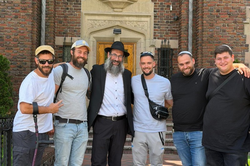 ביקור בבית הרבי, לימוד ב-770 ותפילה ב'אוהל': שלוחי הרבי בקרית ארבע - חברון, הרב דני כהן והרב פולע ברוד, עם קבוצת מקורבי הבית חב