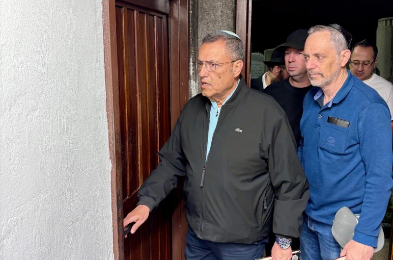 ראש העיר ירושלים משה ליאון ומהנדס עיריית ירושלים יואל אבן ערכו ביקור מיוחד בציון הקדוש של הרבי. הם לוו ע