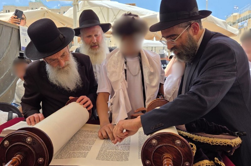 בכותל המערבי: בר מצווה ל-8 נערים שחולצו מכפרים ערביים