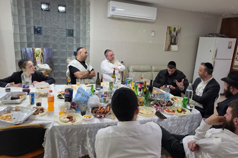 ליל שישי במירון: שלוחים וידידים הגיעו לאחל מזל טוב לר' שבתאי זליקוביץ, בנו של ר' יוסי זליקוביץ יו