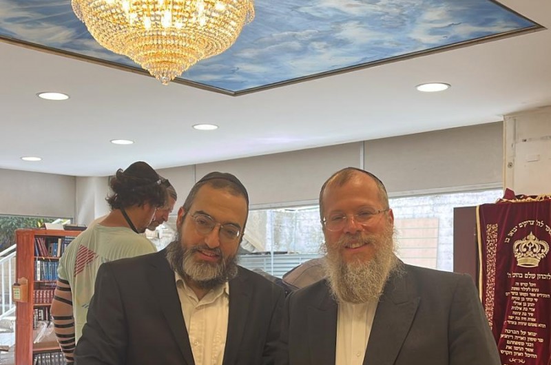 שליח הרבי בפערם שברוסיה - הרב זלמן דייטש, ששידך את בתו בימים האחרונים בארה