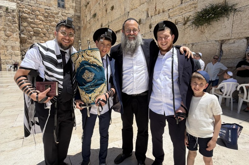 ביקור בארץ-הקודש: שליח הרבי ברוסטוב שברוסיה - הרב חיים דנצינגר, בתפילת שחרית בכותל המערבי עם חבר שחגג בר-מצווה לבנו בשריד בית המקדש