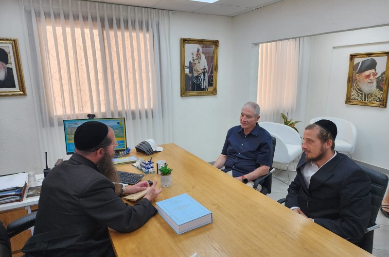 פגישת עבודה של הנהלת מועצת עמנואל, בראשות הרב אליהו גפני, בלשכתו ביישוב החרדי בשומרון. על הקיר תלויה, זה שנים רבות במקום, תמונתו הקדושה של הרבי