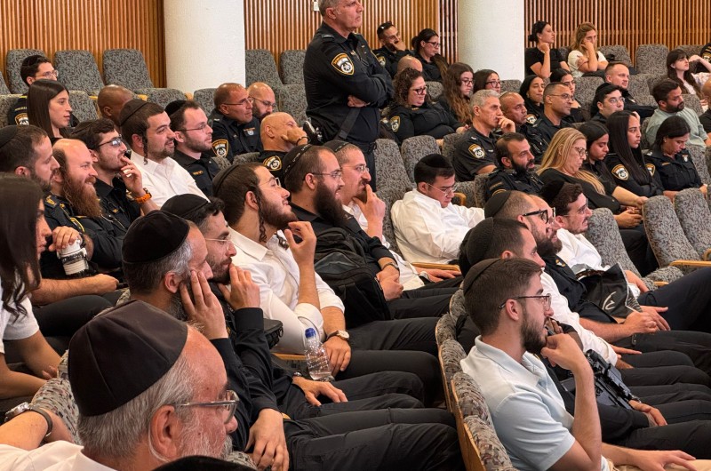 השר לביטחון לאומי איתמר בן גביר נפגש עם עשרות שוטרים חרדים, בהם חסידי חב