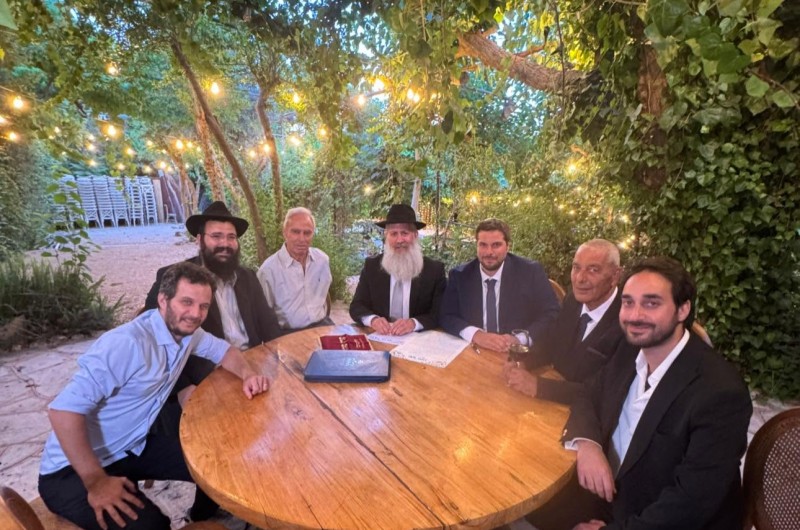 הצלם של סרטוני 'ערוץ יהדותון' התחתן בשעה טובה ובמזל טוב. העד בחופה: הבמאי והמפיק החב