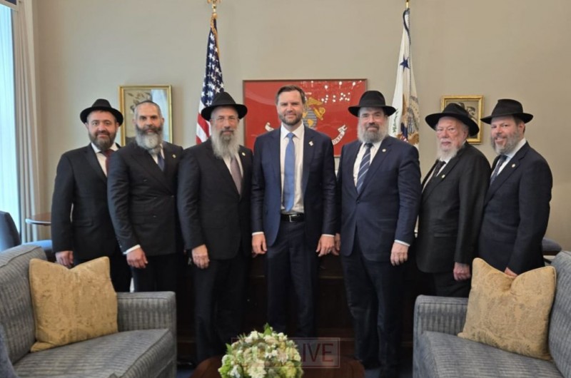 סגן הנשיא ואנס קיבל שלוחי חב