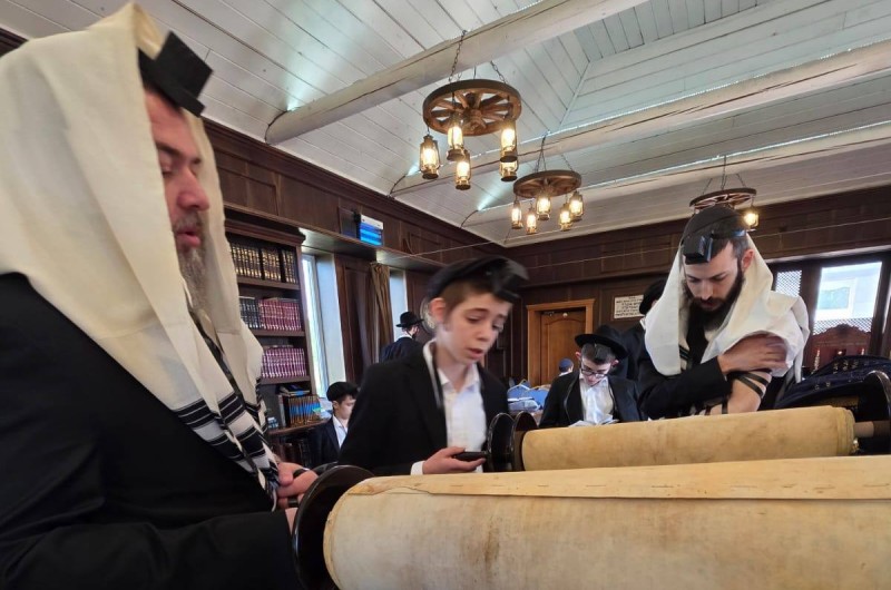 בהיכל בית הכנסת בעיירה ליובאוויטש שברוסיה: התמים מאיר וורזוב, עלה לתורה בתפילת שחרית לרגל התחלת הנחת התפילין בהשתתפות האב הרב יוסף וורזוב והסבא הרב שמעון אש