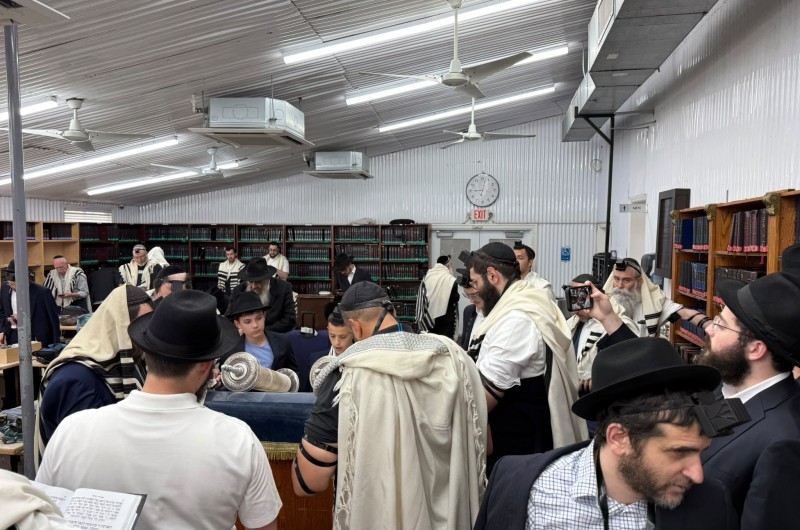 שלוחים מרחבי העולם מגיעים לאוהל כ