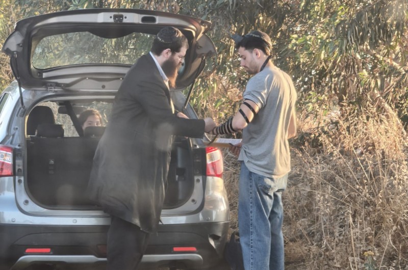 בזמן הפקקים בעקבות ההפגנה, חסיד חב