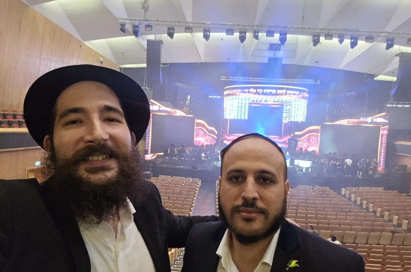 רגע לפני תחילת האירוע הענק, הזמר החב