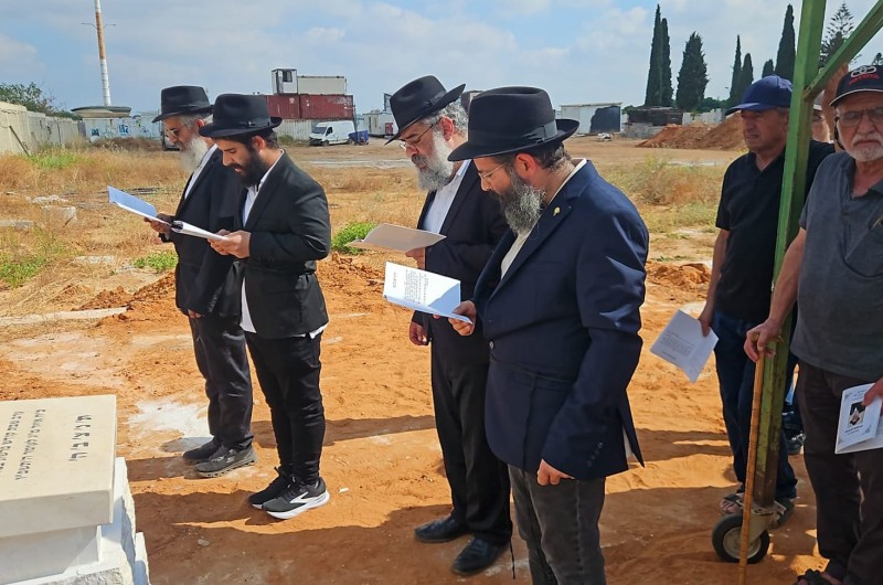 בני משפחה וחברים עלו לקברו של החסיד ר' איתן עקיבא ע