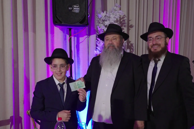 השטר שנשמר עשרות שנים הוענק לבר המצוה שממשיך השליחות