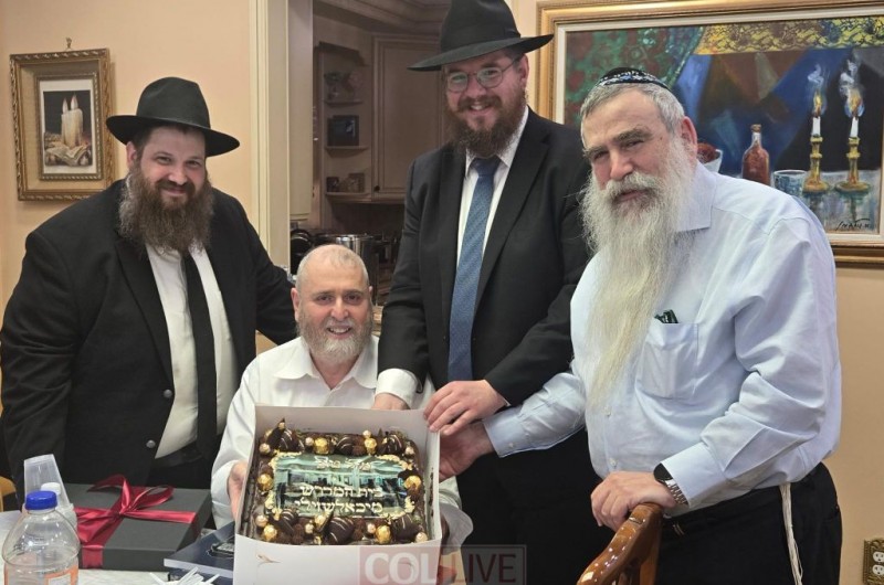 נציגי ישיבת 'אהלי תורה' בקראון הייטס העניקו לנגיד החב