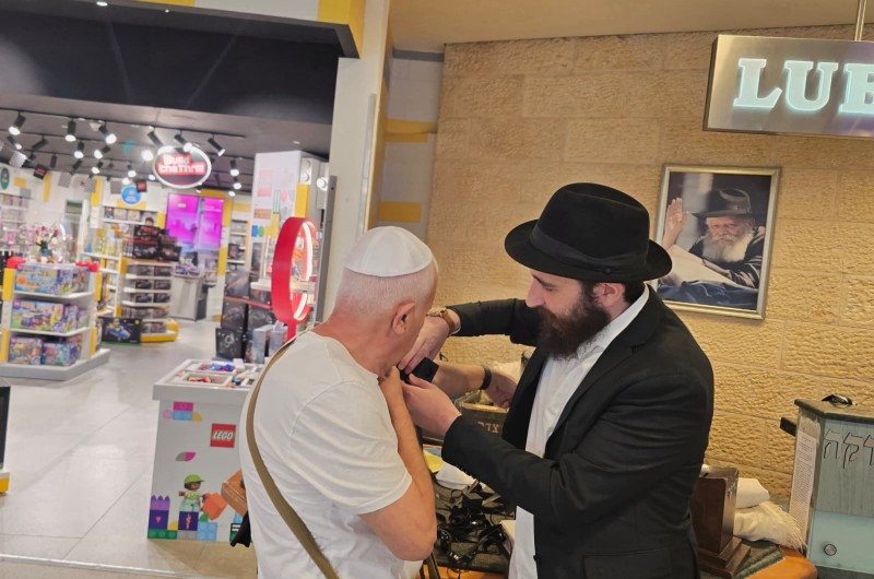 בדרכו לסבב מופעים לכבוד ג' בתמוז בבתי חב