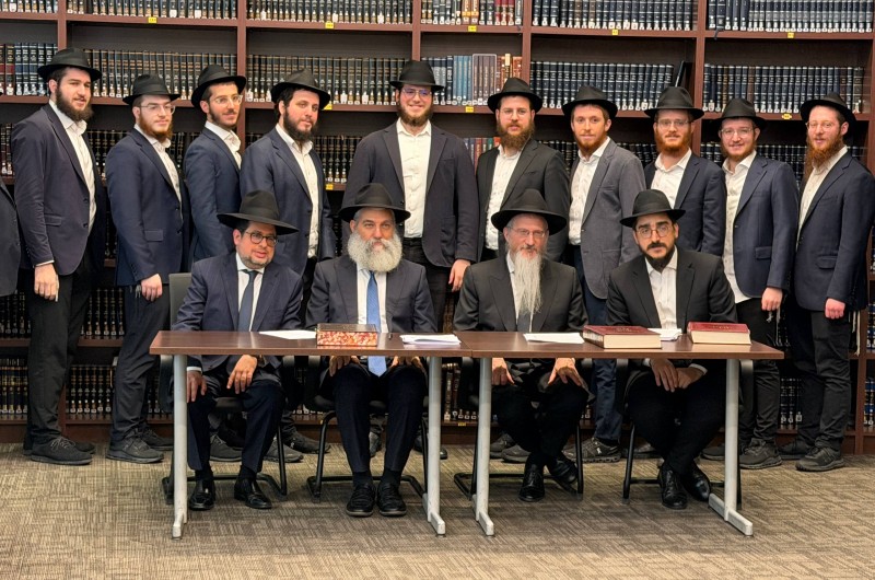 לצד רב קהילת 'בית אל' הרב אהרן לייב ליין, רב קהילת 'שבת אחים' הרב אברהם פרגון וראש 'כולל תורה' פנמה הרב מנחם מענדל שוחאט: רבה של רוסיה השליח הרב בערל לאזאר בחן את תלמידי הישיבה גדולה על מסכת בבא קמא