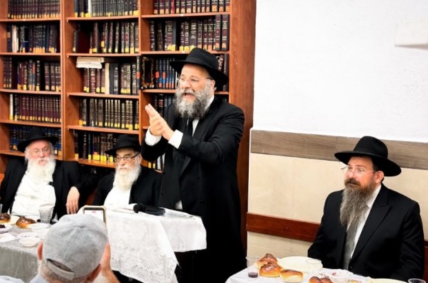 השליח הרב שי עמר מגולדן ביטש במיאמי פלורידה, שהגיע לארץ ביוזמת אגודת חסידי חב
