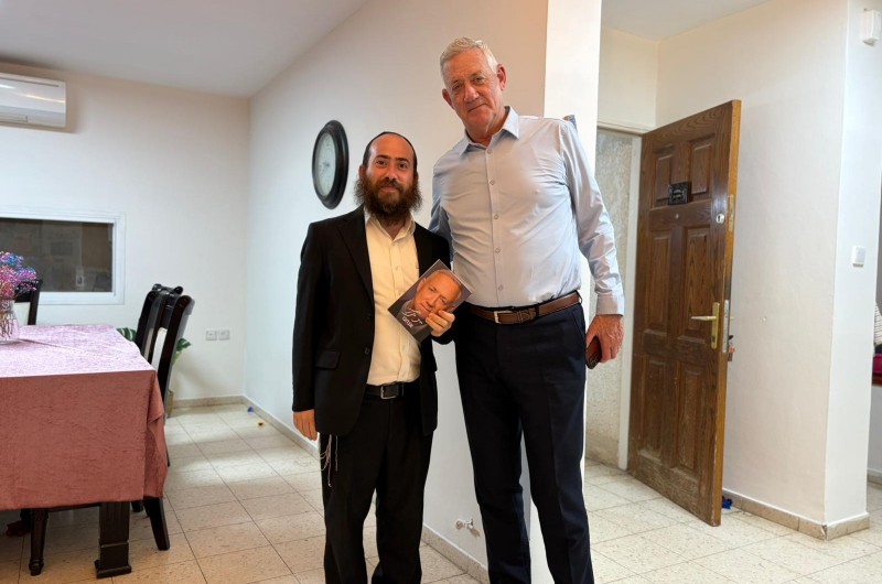 הוקרה לידידו: בני גנץ העניק את ספרו החדש לשליח הרבי