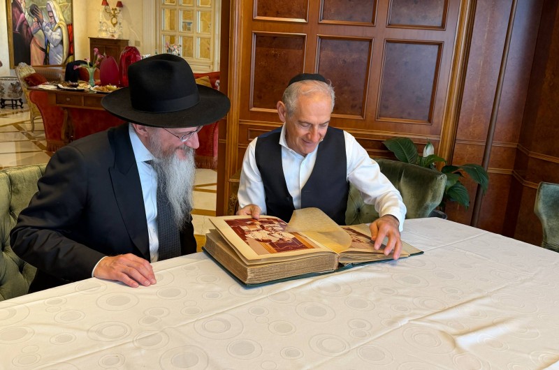 השליח ממוסקבה הרב בערל לאזאר בבית ידיד נעוריו דידיה חפץ, שהראה לו תמונות מתקופת ילדותם באיטליה. לאחר מכן יצא לחופת משפחת אזרק בפנמה