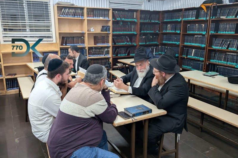 הרב יצחק גולדשמיד משלוחי הרבי בלונג איילנד בהתוועדות ספונטנית עם מקורבי בית חב''ד קריית ביאליק בראשות הרב פנחס מרטון בבית אוהל חב