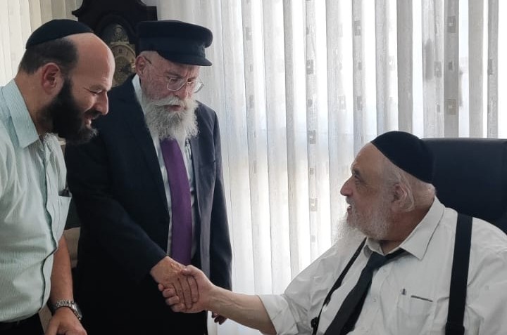 הרב אברהם חזקיהו ברוידא, רב שכונת גני איילון בלוד, העניק מכתב הוקרה לרב יעקב גלויברמן, מייסד מפעלי החסד 