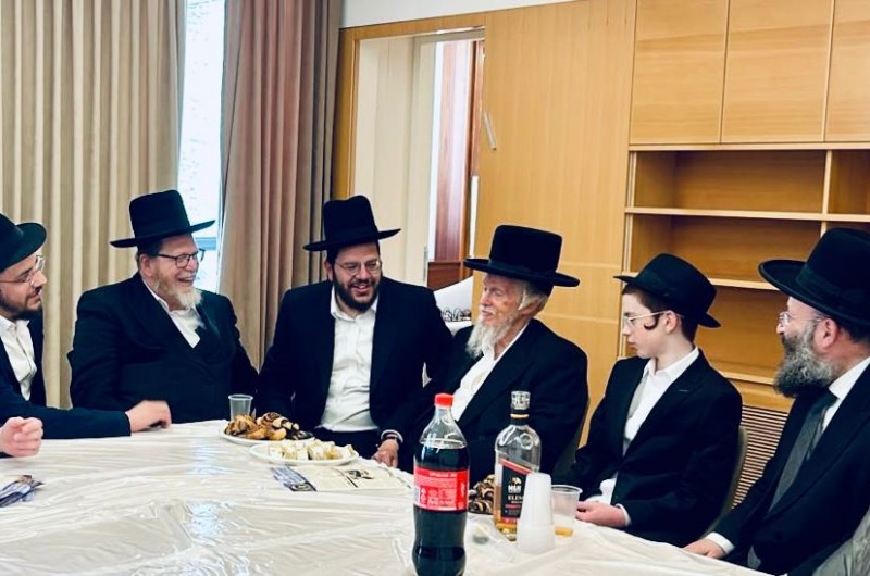 הרה״ח הרב חיים שלום דייטש הניח תפילין לבנו של עורך ׳משפחה׳ הסופר החב״די ר׳ אריה ארליך – בלשכתו של רב הכותל הרב שמואל רבינוביץ, בסמיכות לשריד בית מקדשנו.