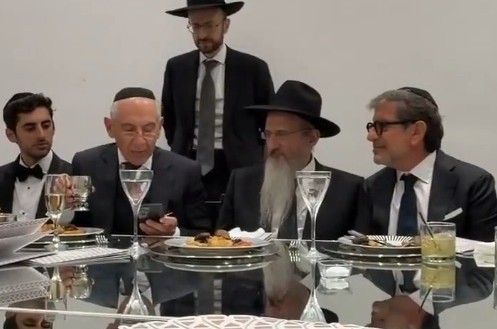 השליח והרב הראשי לרוסיה הרב בערל לאזאר בשמחת ה'שבע ברכות' לרגל שמחת נישואי בן ידיד נעוריו דידיה חפץ עם בת משפחת אזרק - מחשובי ונכבדי המשפחות היהודיות בפנמה