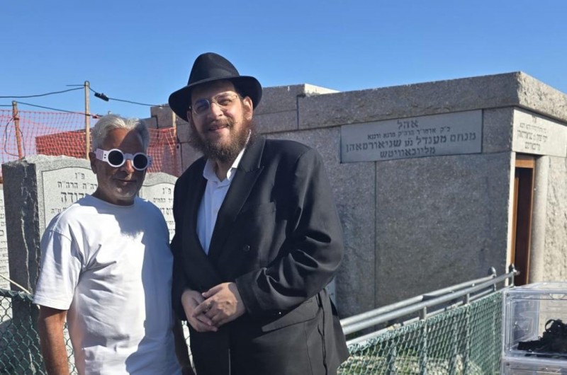 אורחים מכל קצוות תבל: שליח הרבי בקאולון שבהונג-קונג, הרב ישראל ליברמן וידיד הבית חב