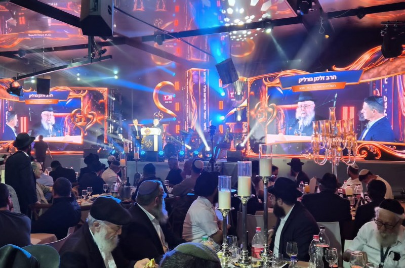 לצדו של ראש העיר רוביק דנילוביץ': השליח הראשי של הרבי בבאר-שבע בירת הדרום הרב זלמן גורליק, נואם על המהפך שחב
