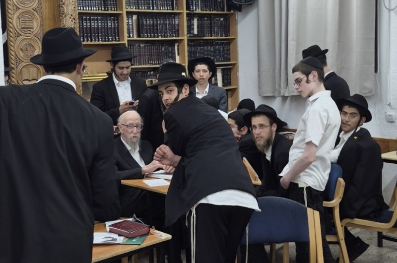 מעביר את החוויות לדור הצעיר: התוועדות ספונטנית של התמימים עם מנהל הישיבה בנחלת הר חב
