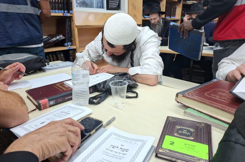 במסגרת הנסיעה ליום ההילולא בניו יורק: הזמר הראל טל שהגיע עם שליח הרבי ביד בנימין  - הרב יעקב נגר, בכתיבת פ