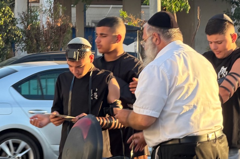 נתפס בעדשה: חבר מועצת העיר קרית מלאכי ר' דב קעניג, תושב שכונת נחלת הר חב