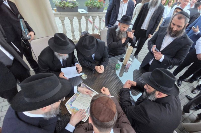 בעיר נאלצ'יק שברוסיה, בירת רפובליקת קברדינו-בלקריה באזור הקווקז, התקיימה חתונתן החתן לוי שמשון בולשקוב, תלמיד האוניברסיטה היהודית במוסקבה, והכלה ליאל שבייב, בתו של רב העיר ושליח הרבי הרב לוי שבייב