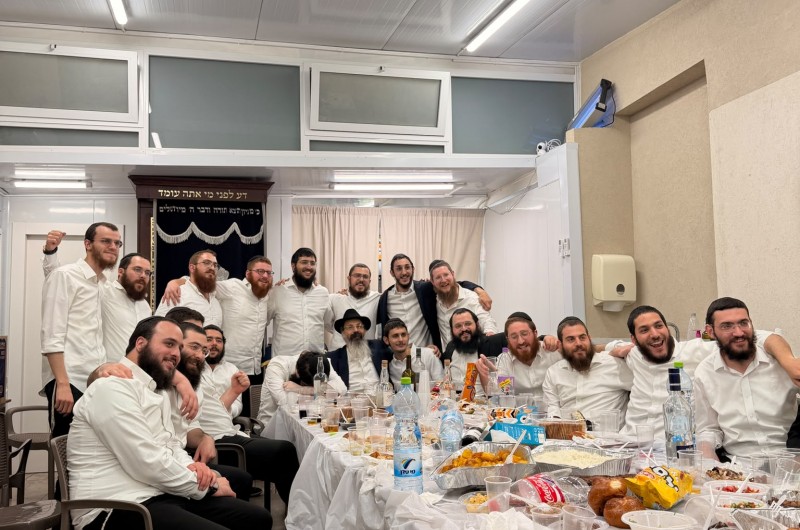 המשפיע בישיבה גדולה בקרית גת הרב אהרן הלוי לוי בהתוועדות עם בוגרי קבוצה תשפ
