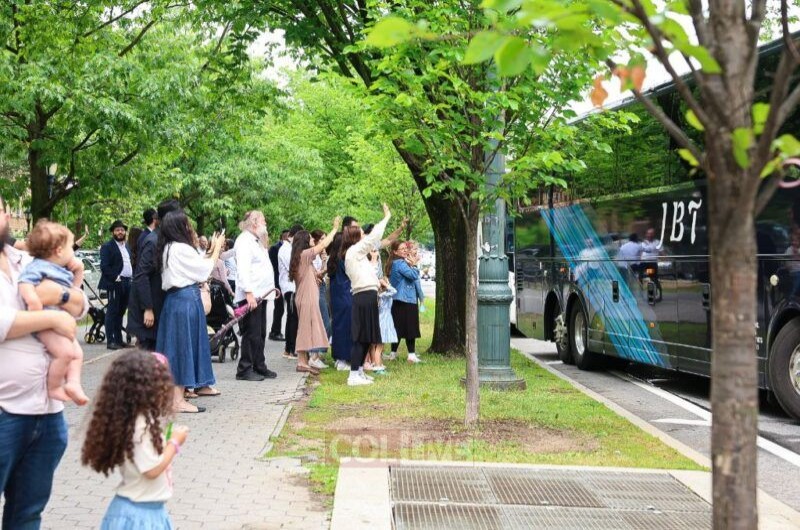 האוטובוסים הראשונים בקראון הייטס יצאו למחנה קיץ בהרים