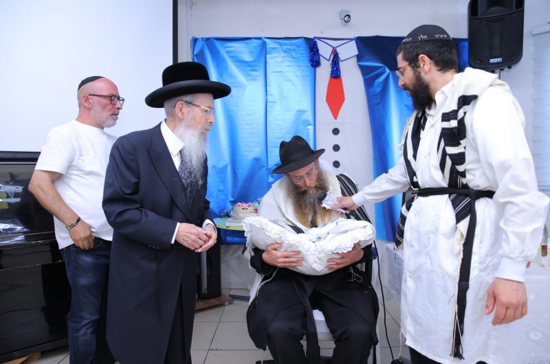 ברית מילה לבן המשפיע ושליח הרבי - הרב יצחק-אלחנן זילברשטרום, חתן הרב שמשון הלפרין - שליח הרבי ומנהל בית חב