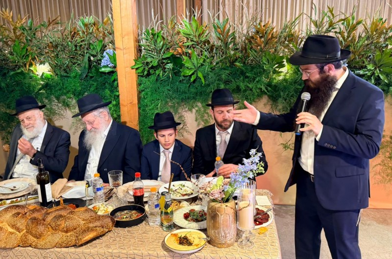 מזל טוב: משפחה וחברים השתתפו בשמחת הבר-מצווה של התמים לוי קורצוויל, בן ר' ר' יוסי קורצוויל, שהתקיימה באולמי דיויד קסטל בירושלים 