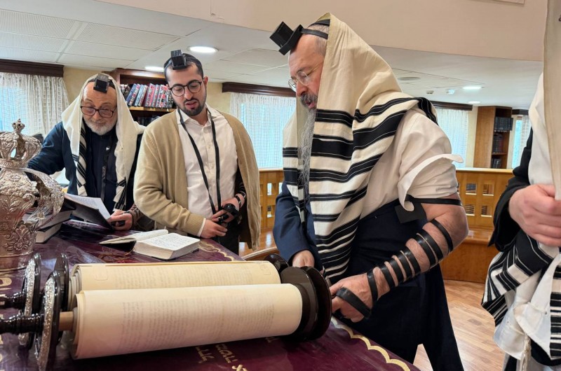 בתפילת שחרית הבוקר בבית כנסת מרינה רושצ'ה במוסקבה: רב העיר אופה - השליח הרב דן הלוי קריצ׳בסקי ויו