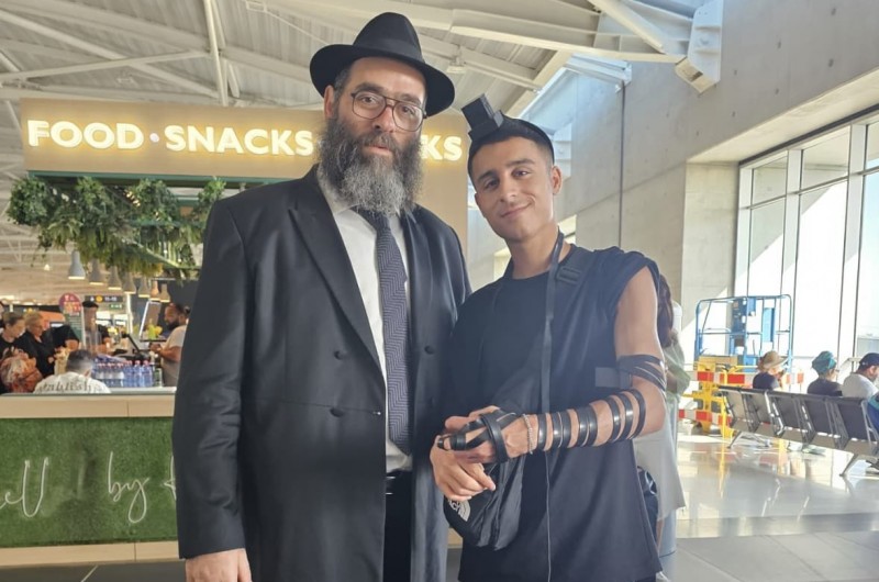 'וקשרתם': שליח הרבי בלרנקה ורבה של קפריסין - הרב זאבי רסקין, מזכה עוד יהודי בשדה התעופה בדרכו ארצה, במצוות התפילין 