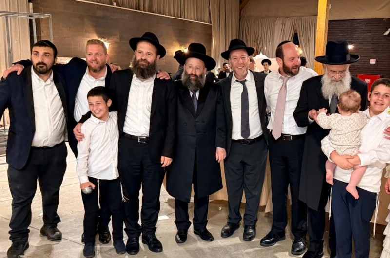 רב הכותל והמקומות הקדושים הרב שמואל רבינוביץ' בשמחת הבר מצווה של בן יד ימינו בן ר' יוסי קורצוויל, התמים לוי קורצוויל. בתמונה נראה גם אביו, הדיין הרב חיים יהודה רבינוביץ'