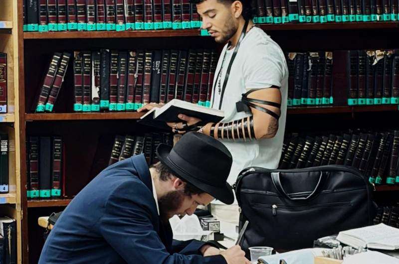 נצפה באוהל הק' פדוי השבי יוסף חיים אוחנה יחד עם אביו שיחי' | צילום: DK