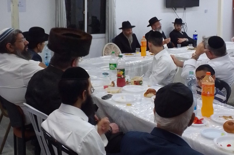 מכל גווני הקשת בעיר אלעד, השתתפו בצאת השבת בהתוועדות חסידית בבית חב